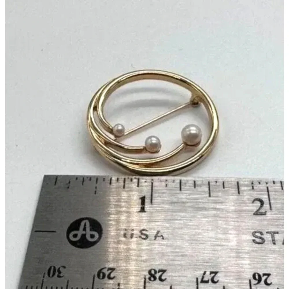 Vintage Monet Gold Tone Circle Brooch Pin Faux Pearl Modernist Design‎ Jewelry